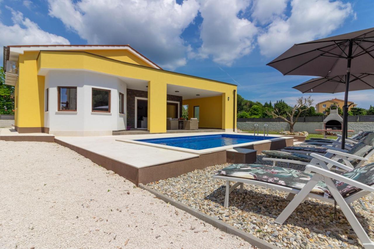 Modern Villa Eve In Medulin With Pool Near The Beach Екстер'єр фото