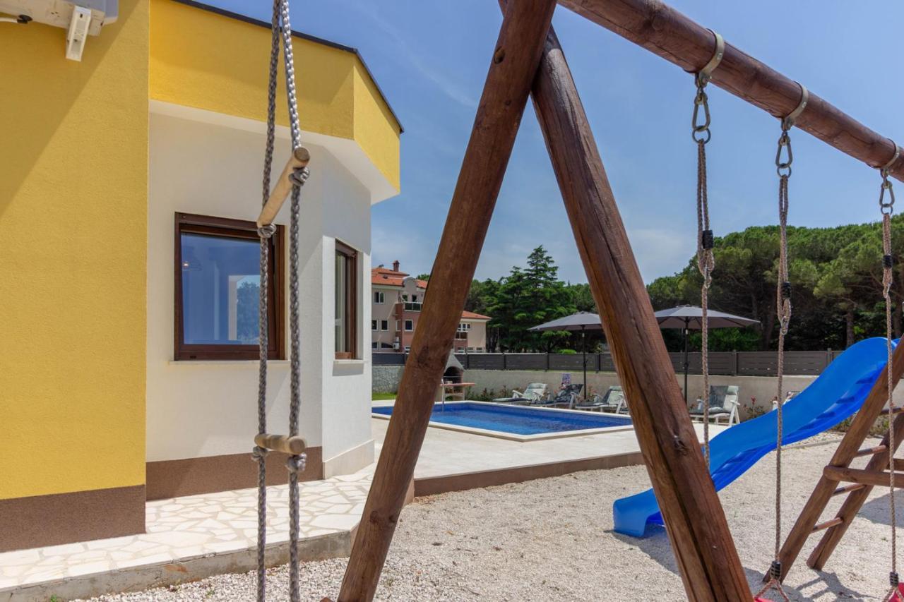 Modern Villa Eve In Medulin With Pool Near The Beach Екстер'єр фото