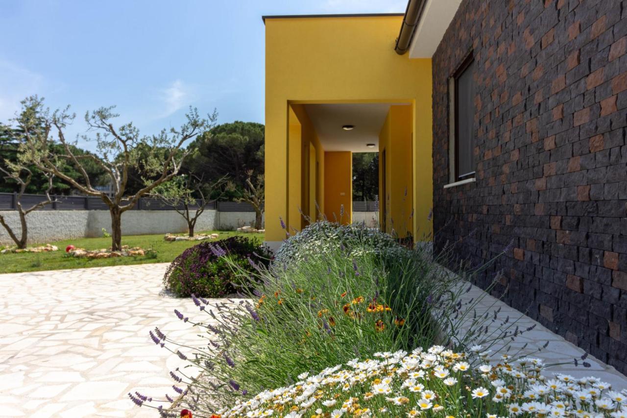 Modern Villa Eve In Medulin With Pool Near The Beach Екстер'єр фото