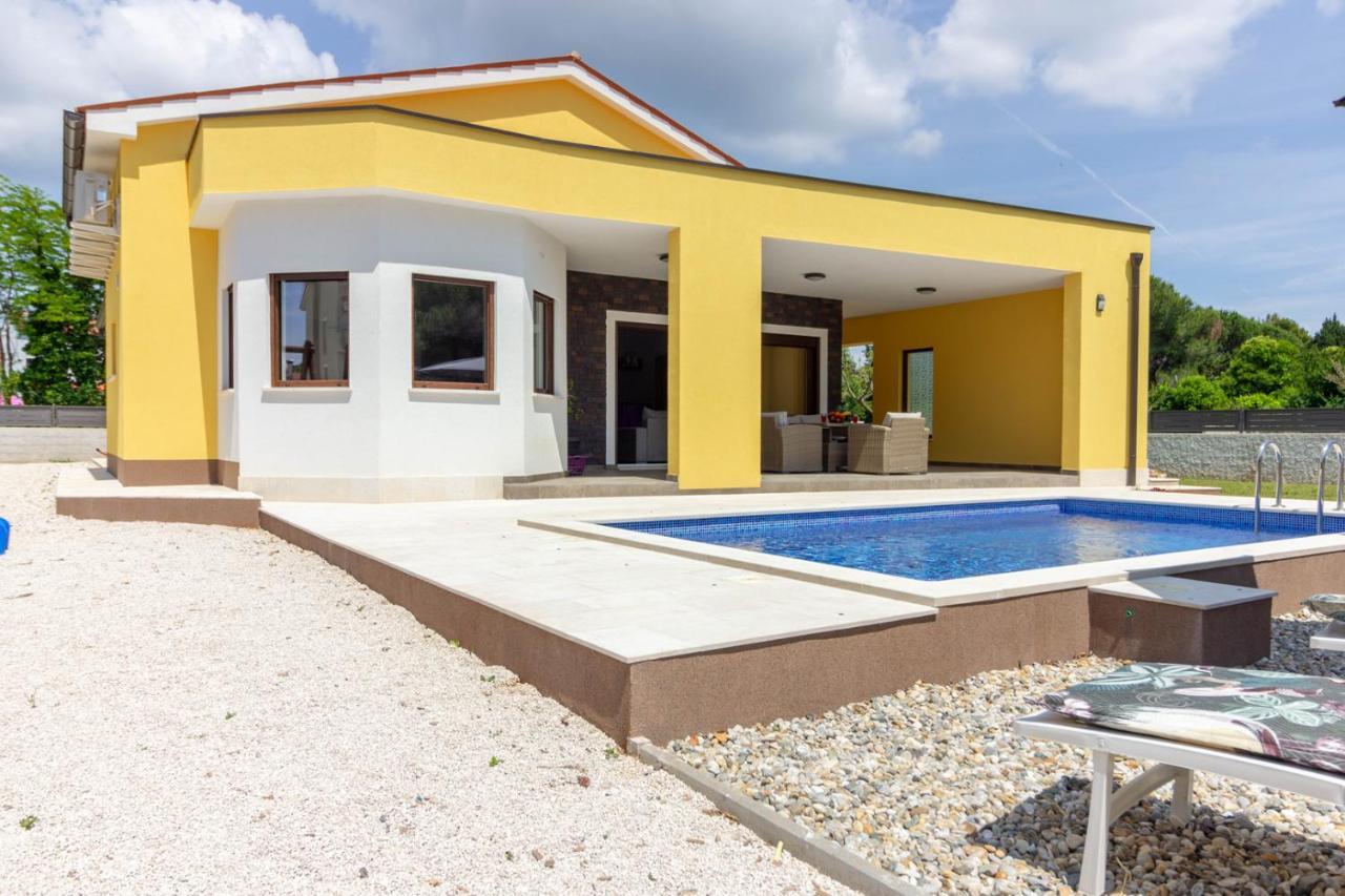 Modern Villa Eve In Medulin With Pool Near The Beach Екстер'єр фото