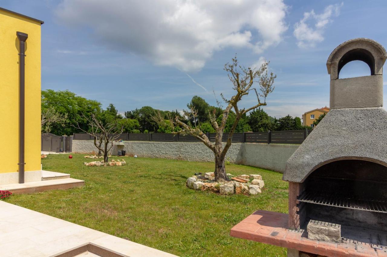 Modern Villa Eve In Medulin With Pool Near The Beach Екстер'єр фото