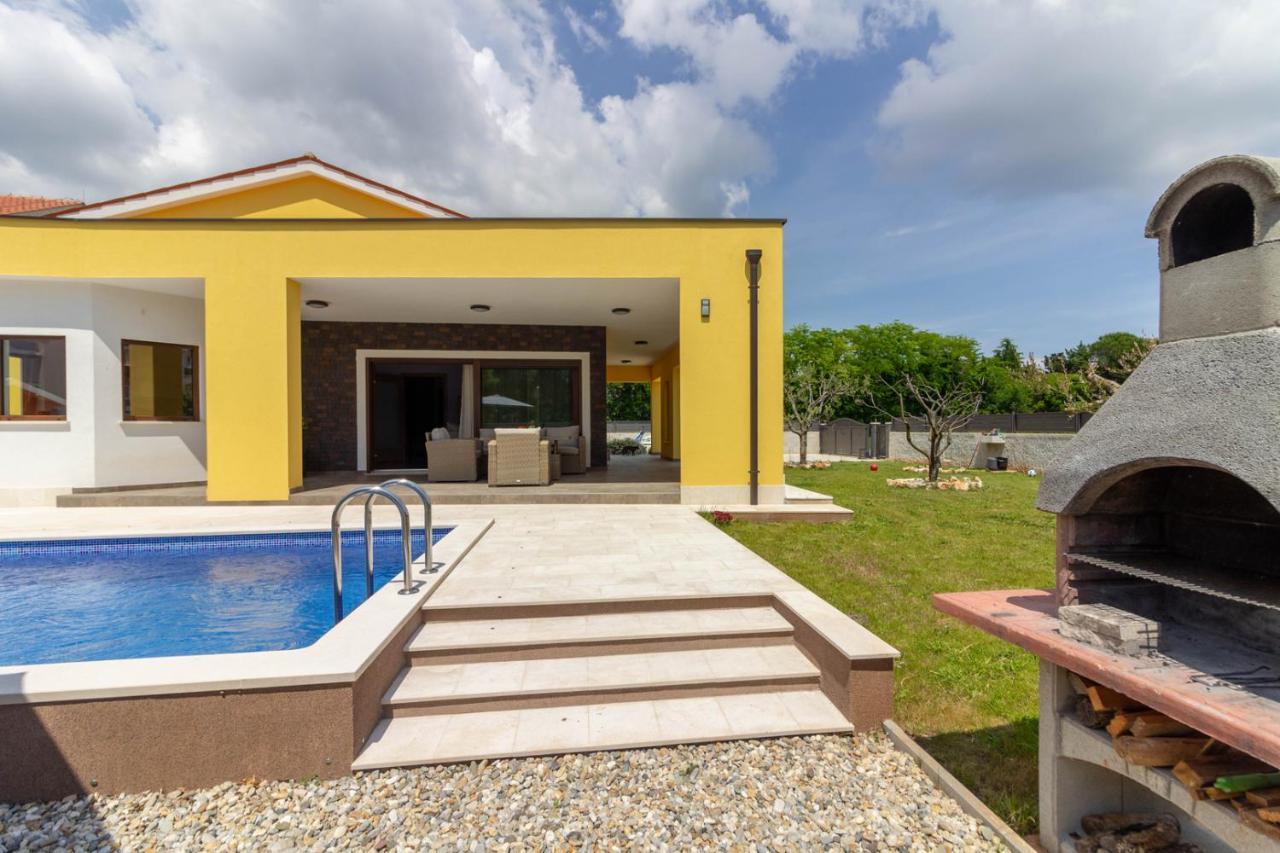 Modern Villa Eve In Medulin With Pool Near The Beach Екстер'єр фото
