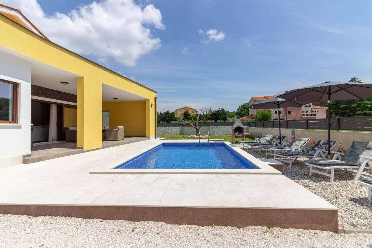 Modern Villa Eve In Medulin With Pool Near The Beach Екстер'єр фото