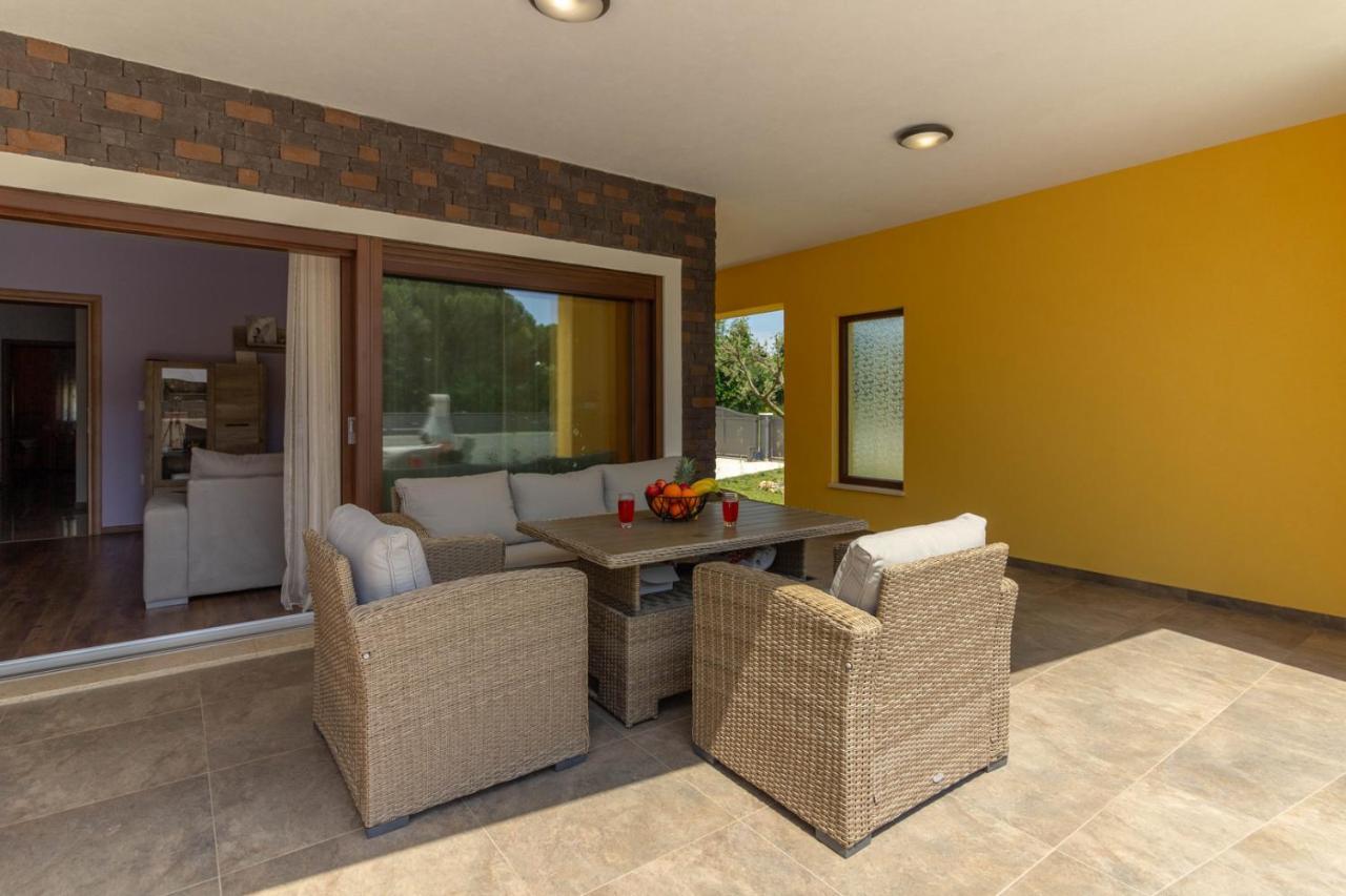 Modern Villa Eve In Medulin With Pool Near The Beach Екстер'єр фото