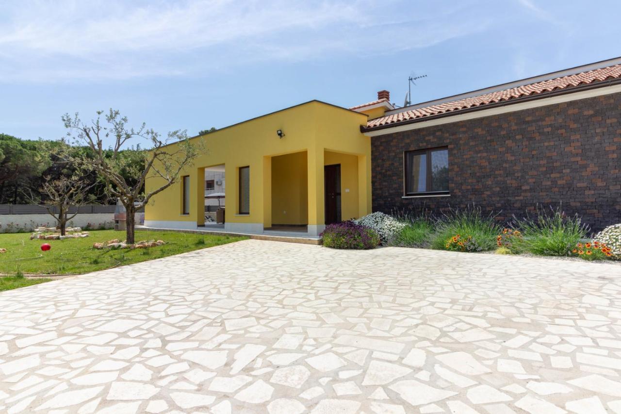 Modern Villa Eve In Medulin With Pool Near The Beach Екстер'єр фото