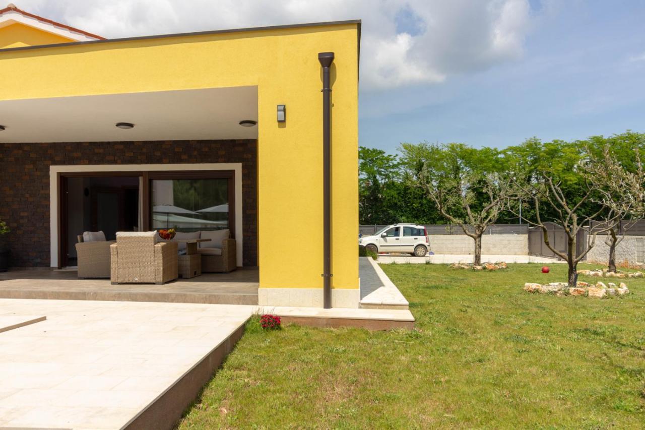 Modern Villa Eve In Medulin With Pool Near The Beach Екстер'єр фото