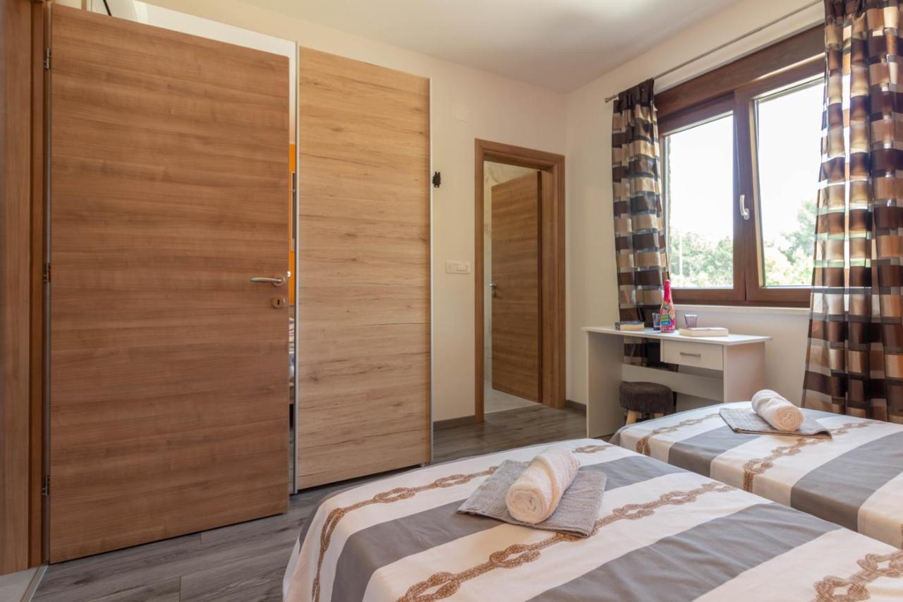 Modern Villa Eve In Medulin With Pool Near The Beach Екстер'єр фото