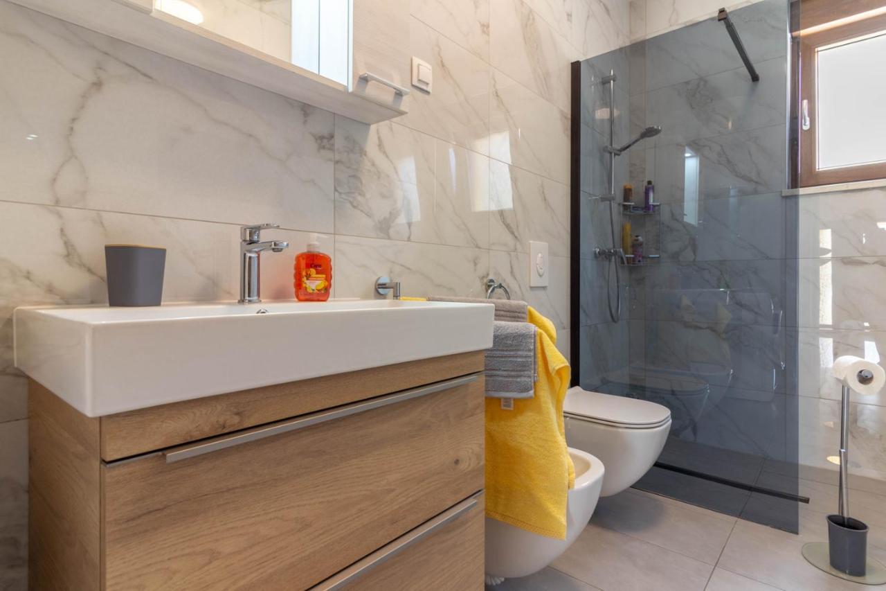 Modern Villa Eve In Medulin With Pool Near The Beach Екстер'єр фото