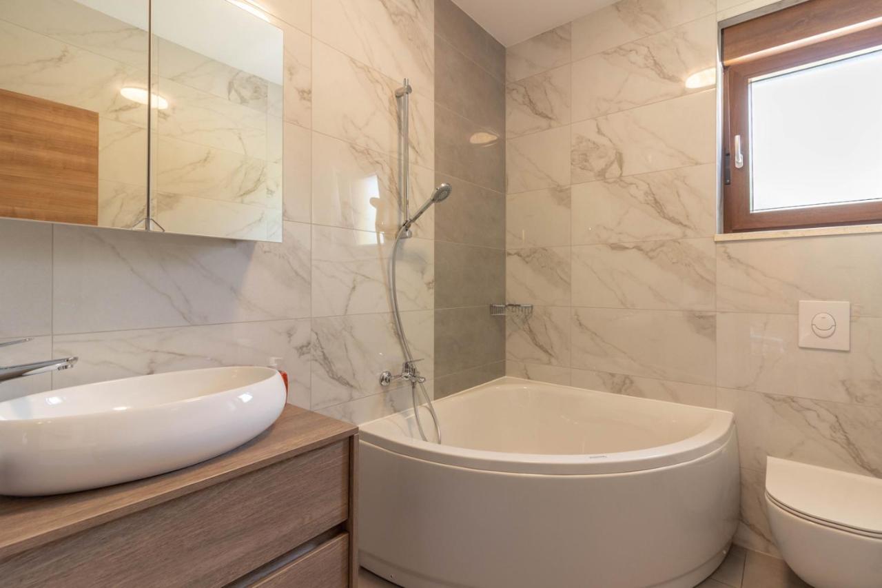 Modern Villa Eve In Medulin With Pool Near The Beach Екстер'єр фото