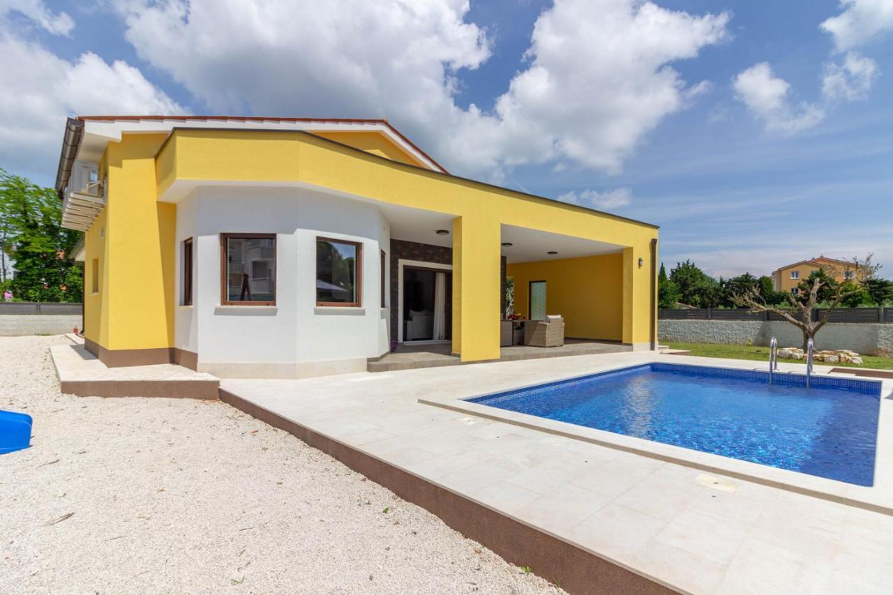 Modern Villa Eve In Medulin With Pool Near The Beach Екстер'єр фото